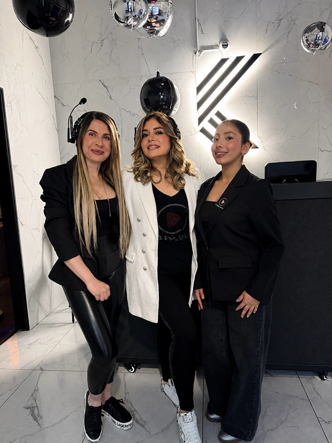 Equipo de US Pro Shows junto a artistas en un evento en vivo
